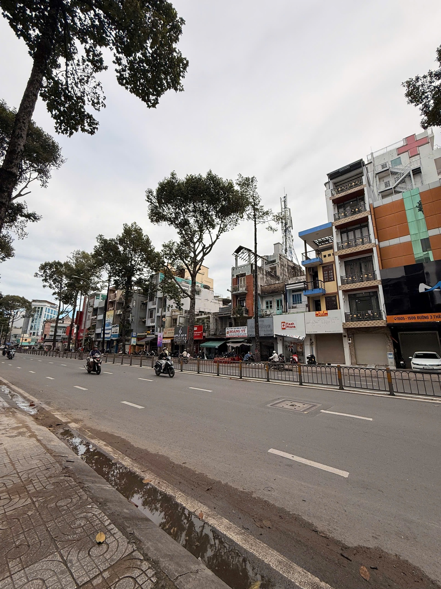 Bán nhà đường 3/2 - CHÂN CẦU VƯỢT CÂY GÕ, Quận 11 - 4x11m , trệt 2 lầu SHR