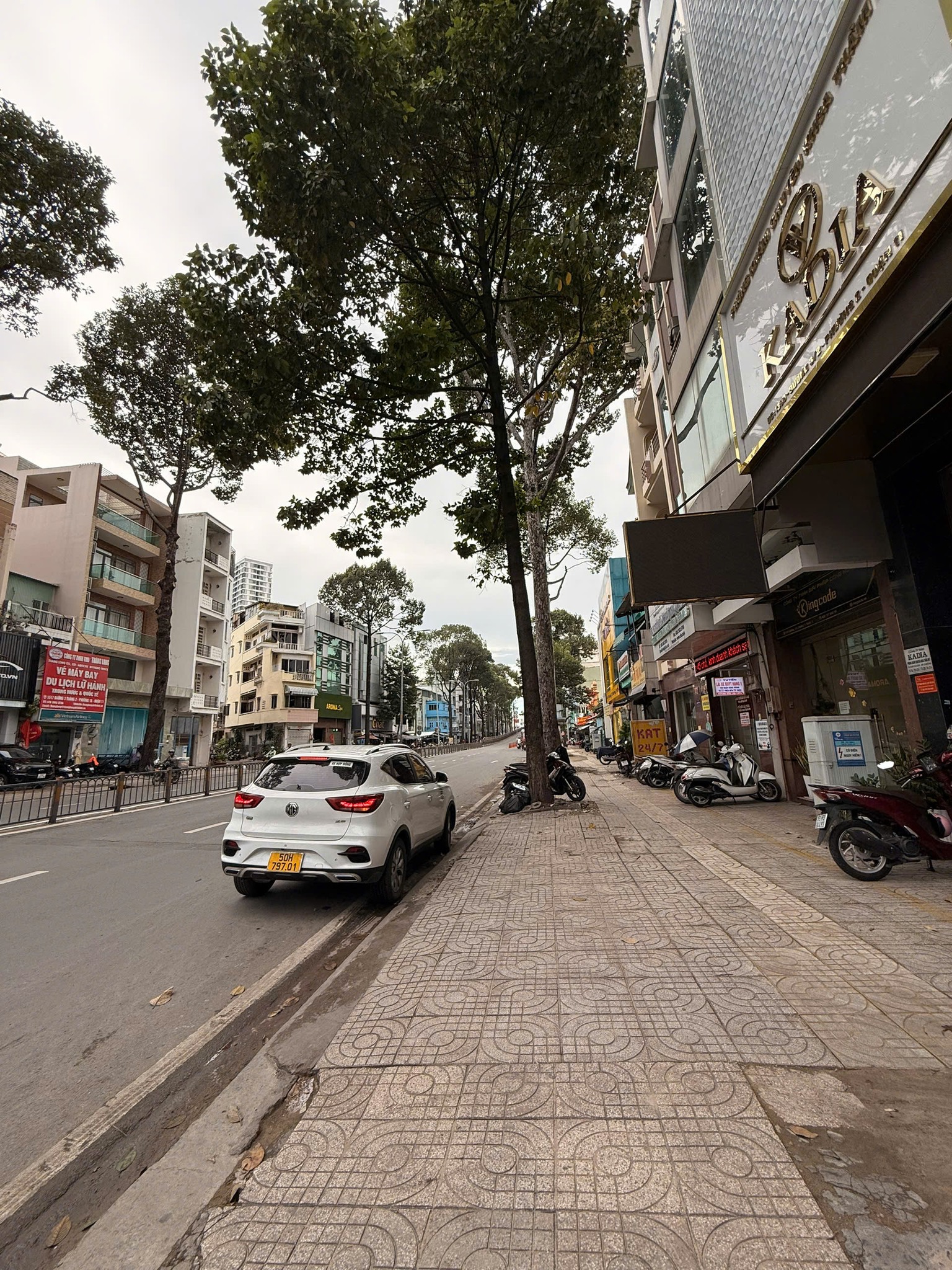 Bán nhà đường 3/2 - CHÂN CẦU VƯỢT CÂY GÕ, Quận 11 - 4x11m , trệt 2 lầu SHR