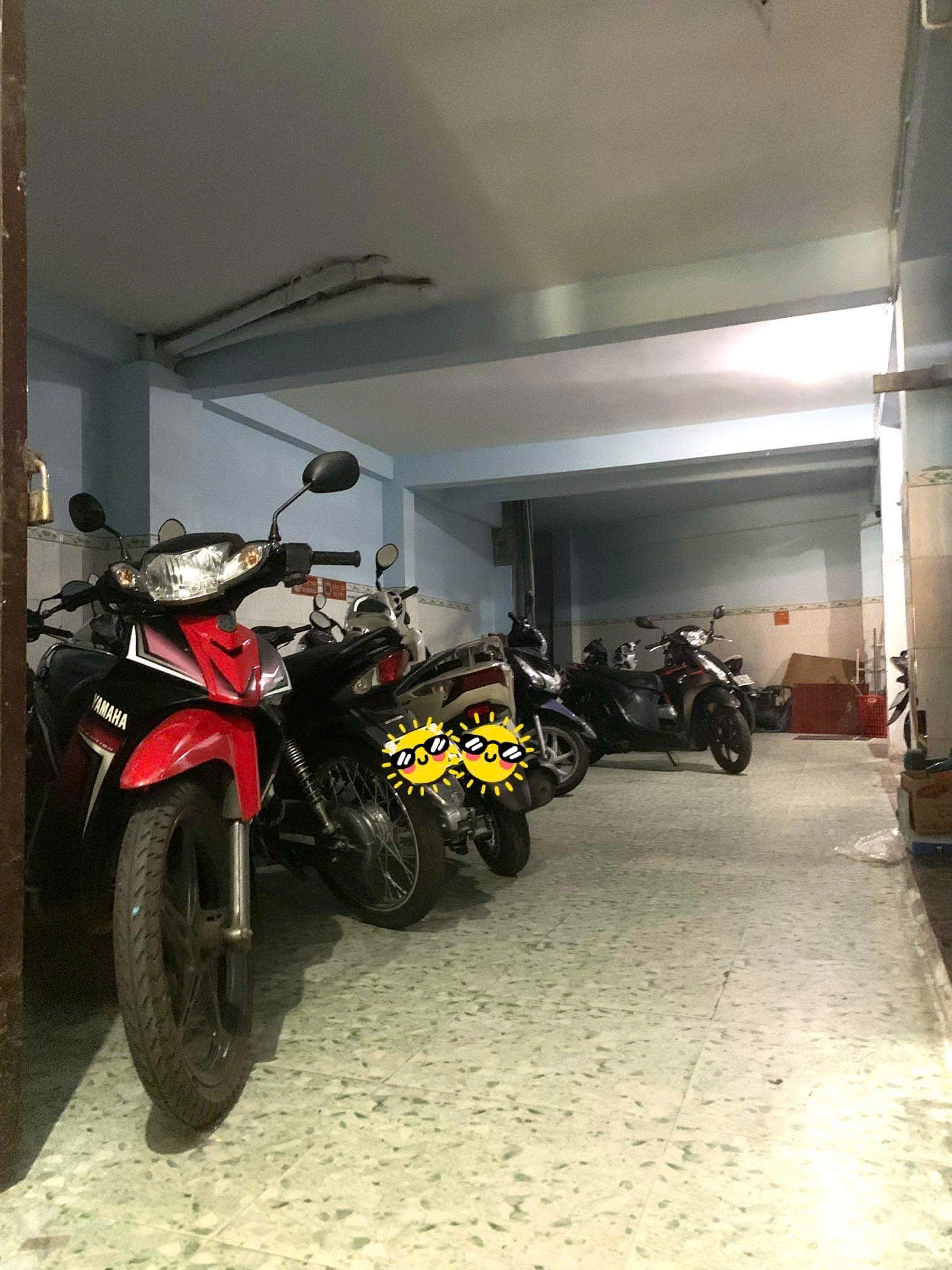 Còn phòng cho thuê giá rẻ, nvs riêng bên trong phòng giáp Q10 và QTB