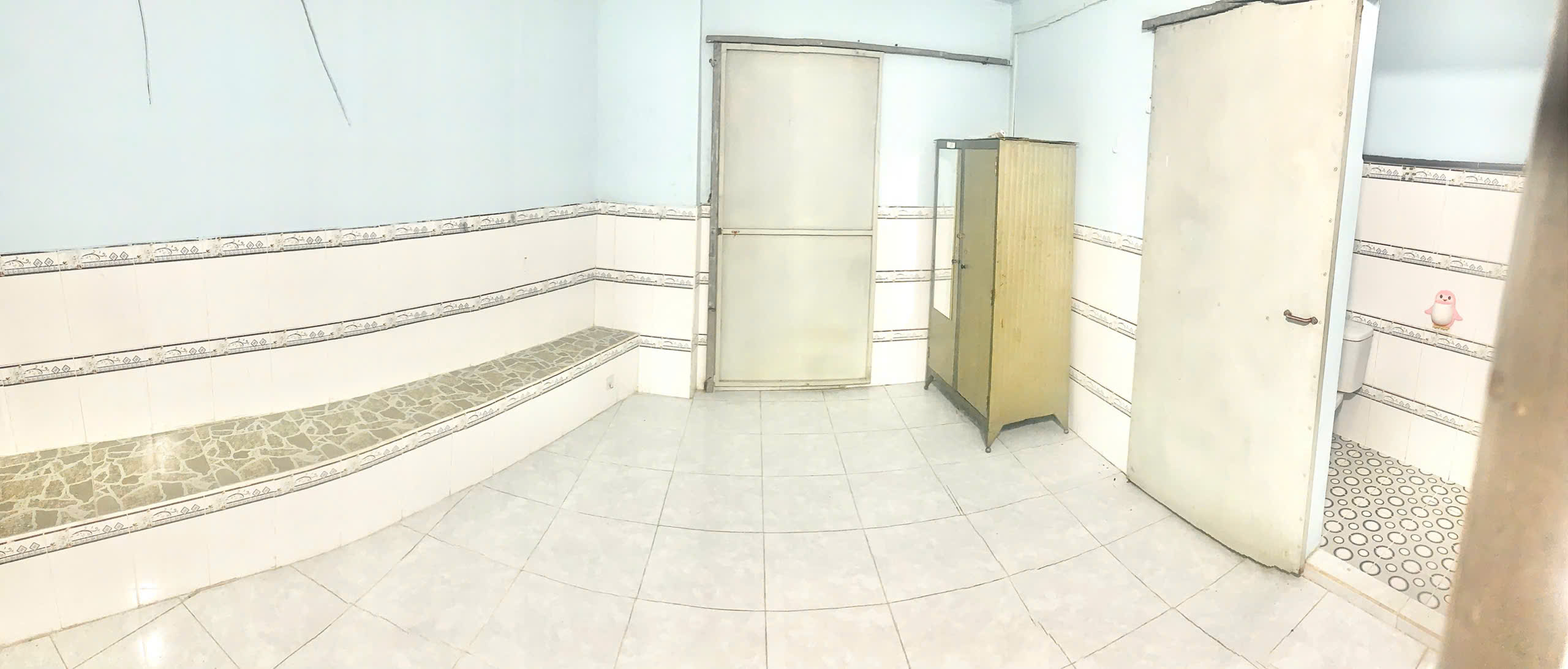 Còn phòng cho thuê giá rẻ, nvs riêng bên trong phòng giáp Q10 và QTB