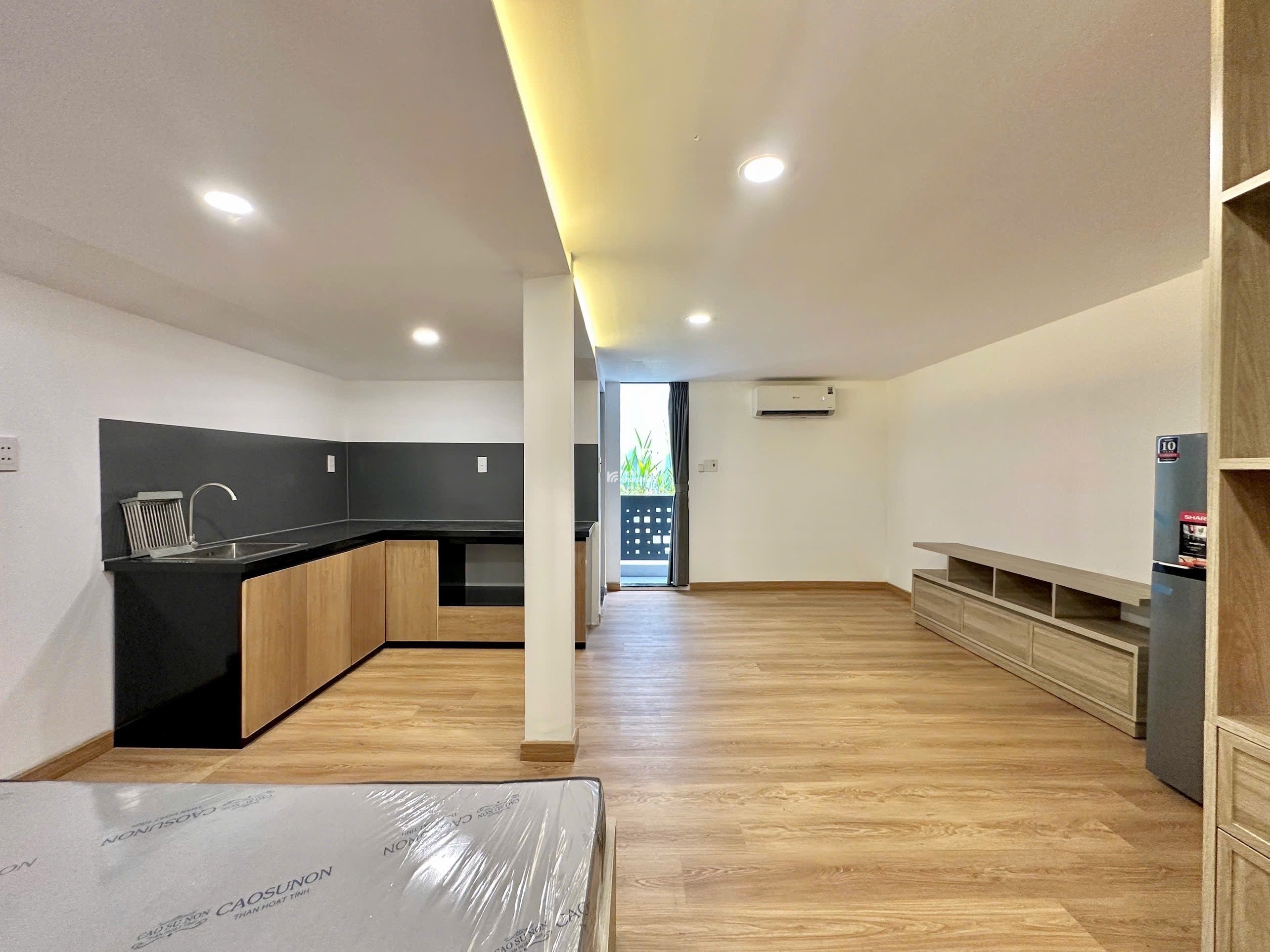 CĂN HỘ BAN CÔNG RỘNG 50M2 NGAY XOAM CHIẾU GẦN ĐH NGUYỄN TẤT THÀNH QUẬN 4