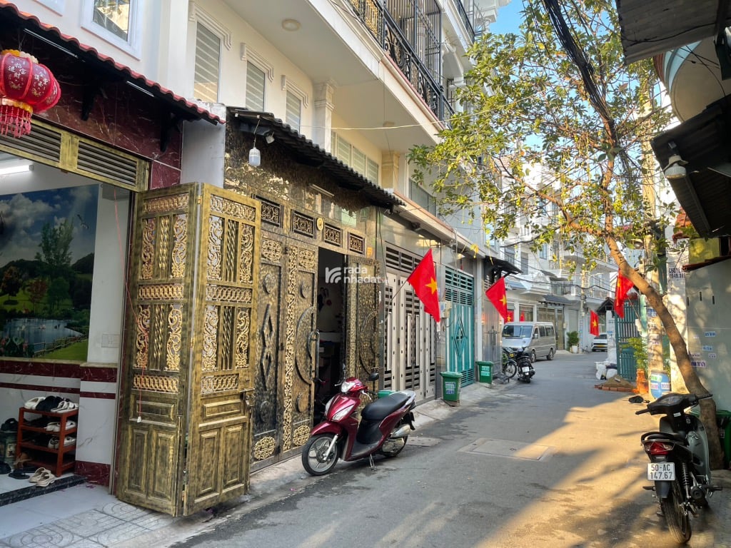 Giảm 400tr, Gấp bán nhà Tân Chánh Hiệp 3, Q12. DT 4,5x14m. 4 lầu, hẻm xe hơi thông.  