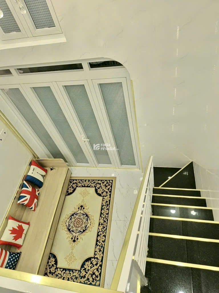 Chỉ dưới 3 tỷ có nhà trung tâm. Cách Mạng Tháng Tám. 1 Trệt, Lửng, Lầu, Sân thượng. Nhà mới ở ngay.