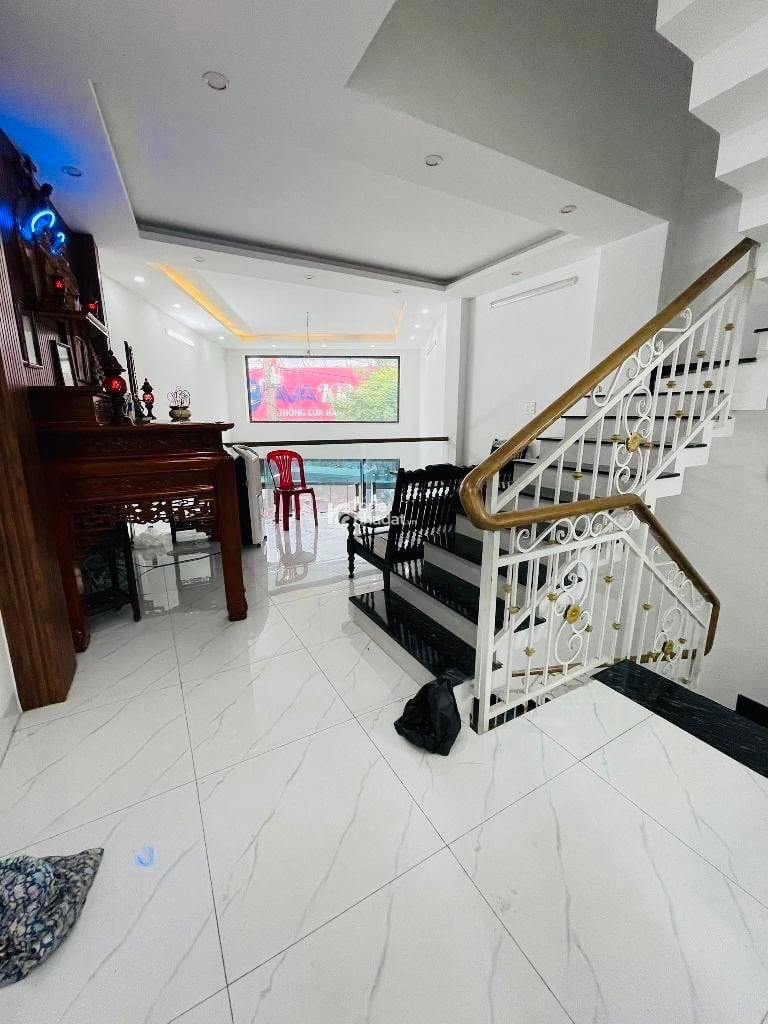 Bán Nhà MT Tỉnh Lộ 10 84m2 2 Lầu Chỉ 8 Tỷ 