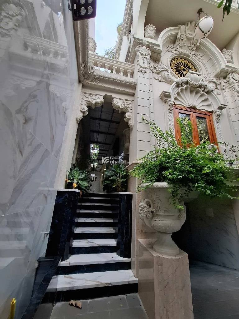 BÁN Biệt thự thiết kế hiện đại, vật liệu xây dựng cao cấp, có thang máy