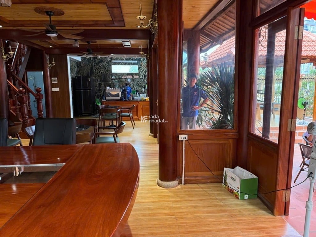 LÔ GÓC VỚI  THIẾT KẾ  SANG SỊN MỊN -  QUÁN CFE GỖ HIỆN ĐẠI  ẤN TƯỢNG NỔI BẬT CÓ  1 Ko 2