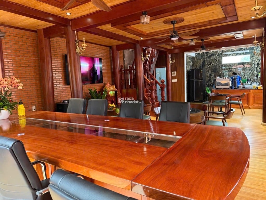 LÔ GÓC VỚI  THIẾT KẾ  SANG SỊN MỊN -  QUÁN CFE GỖ HIỆN ĐẠI  ẤN TƯỢNG NỔI BẬT CÓ  1 Ko 2