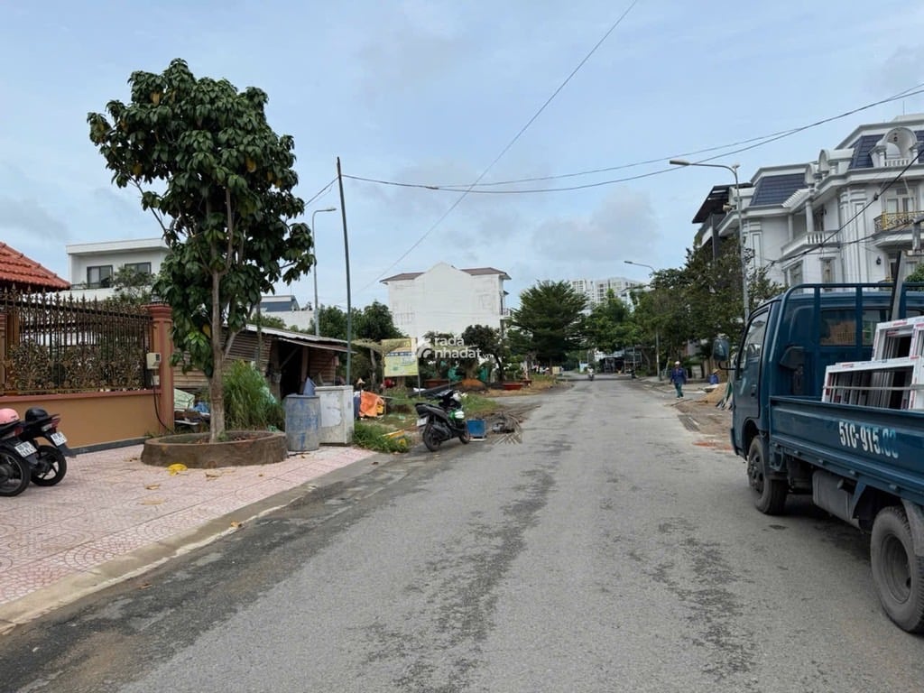 LÔ GÓC VỚI  THIẾT KẾ  SANG SỊN MỊN -  QUÁN CFE GỖ HIỆN ĐẠI  ẤN TƯỢNG NỔI BẬT CÓ  1 Ko 2