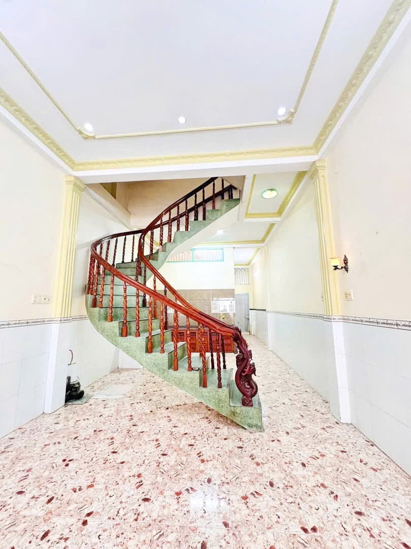 Bán nhà mặt tiền 2 lầu 124m2 đường Ba Đình P.10 Quận 8