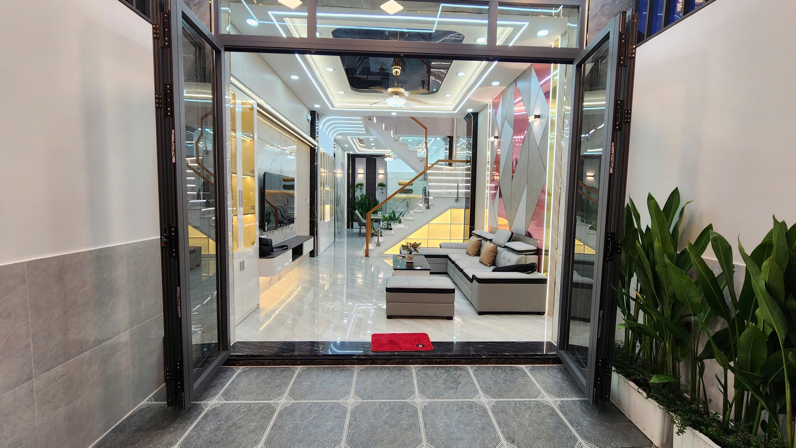 NHÀ PHỐ CAO CẤP - 1/ LÂM THỊ HỐ, QUẬN 12 - 3 TỶ NHẬN NHÀ