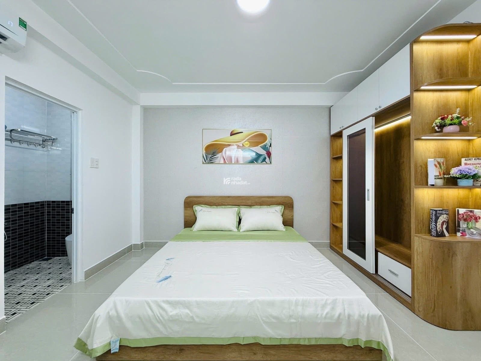 Bán gấp nhà đường D5 phường 25 Bình Thạnh, HXH, gần trường đại học, sổ hồng riêng