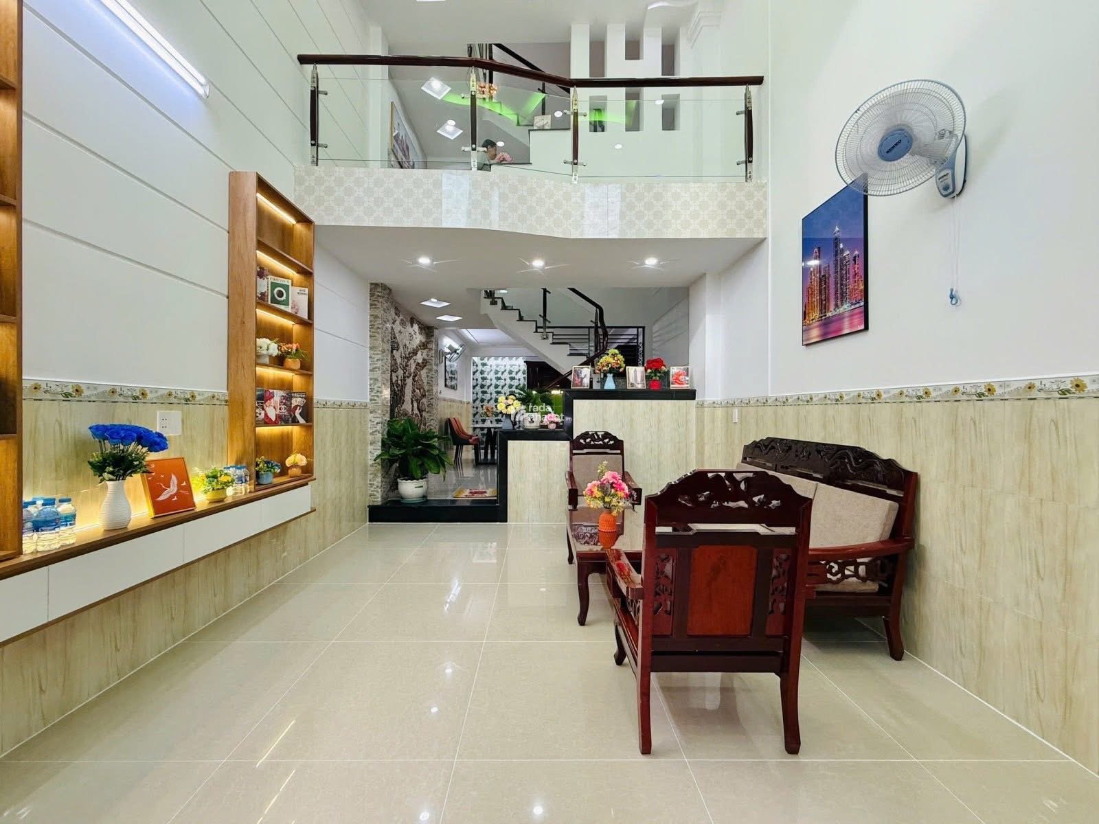 Bán gấp nhà đường D5 phường 25 Bình Thạnh, HXH, gần trường đại học, sổ hồng riêng
