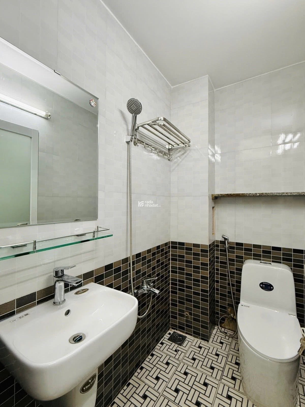 Bán gấp nhà đường D5 phường 25 Bình Thạnh, HXH, gần trường đại học, sổ hồng riêng