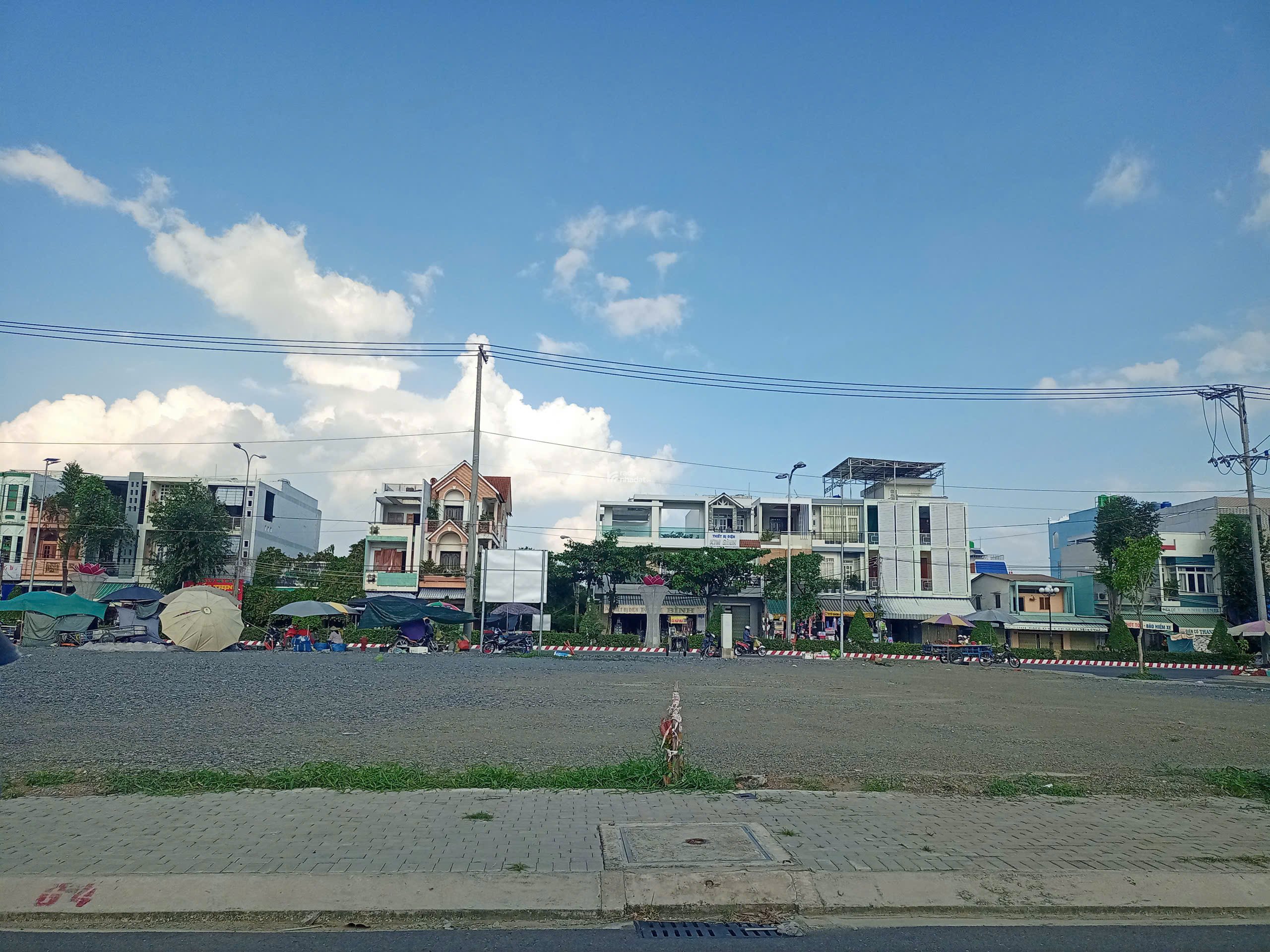 ĐẤT THANH LÝ cạnh chợ Cần Đước cách mặt tiền đường Trần Hưng Đạo vài bước chân