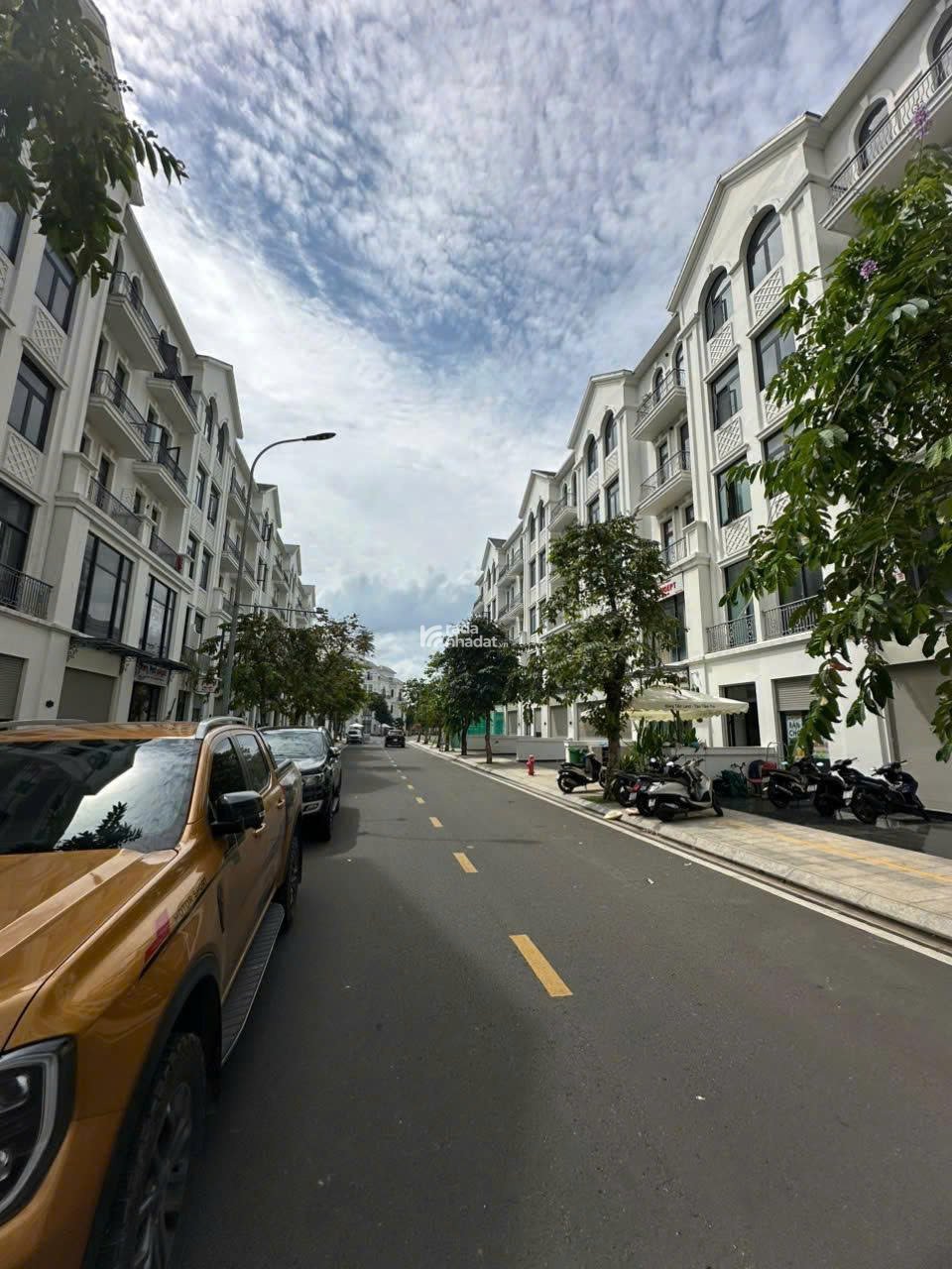 CHUYỂN NHƯỢNG NHÀ PHỐ ĐẸP GIÁ TỐT, 126M2, ĐÃ CÓ SỔ TẠI VINHOMES GRAND PARK Q9