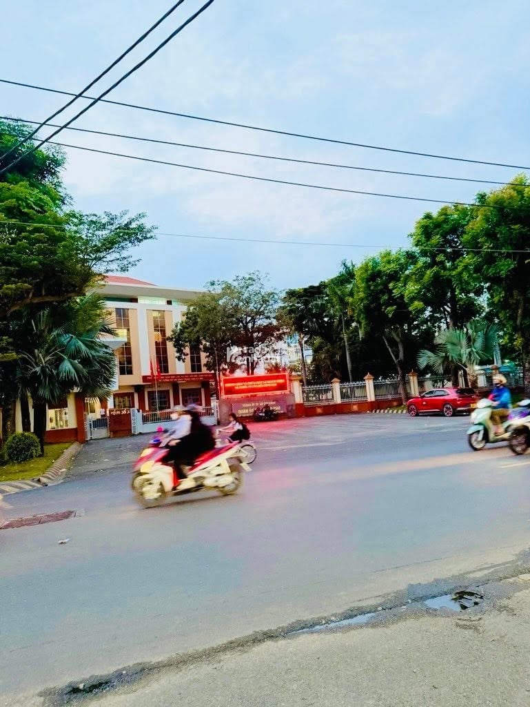 THOẠI NGỌC HẦU HẺM XE HƠI  SÁT MẶT TIỀN  SẴN DÒNG T.IỀN 84M NỞ HẬU 3 TẦNG  5PN CHỈ 7.X