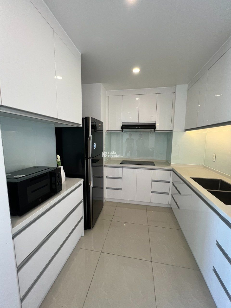 CẦN CHO THUÊ CĂN PENTHOUSER ÔM TRỌN 4 VIEW 140 M2 ,3 PN ,GIÁ 59 TRIỆU LH 0766 827 ***