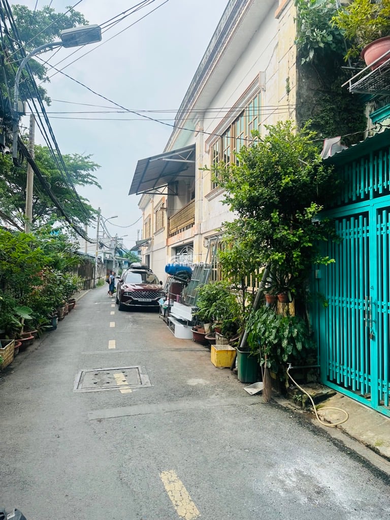 BÁN NHÀ SAU BẾN XE MIỀN TÂY DIỆN TÍCH 35  2 lầu GIÁ 2TY1 TL trí hẻm oto đậu cửa