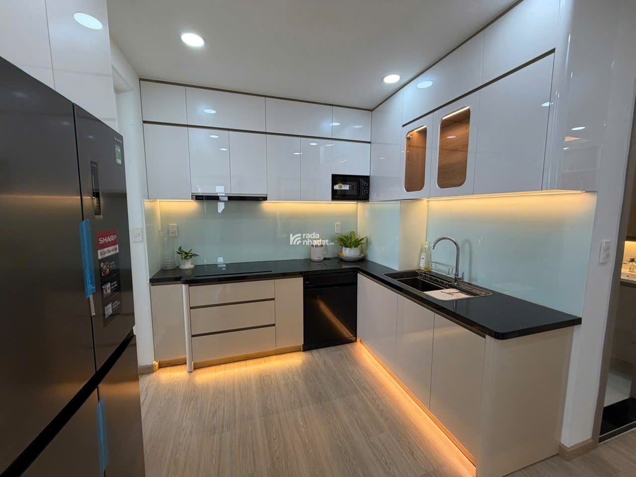 Bán nhanh căn hộ Sky garden 3, PMH, Q7, dt 72m2 căn góc, tk 3PN nhà mới đẹp, giá chỉ 6,4 tỷ 