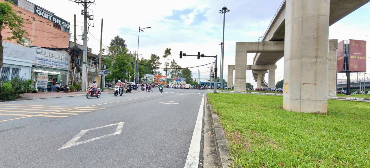 BÁN NHÀ MẶT TIỀN NGÃ 4 THỦ ĐỨC  1 Trệt 1 Lầu, 4PN, HĐT 32 triệu/tháng Bình Thọ Đầu tư sinh lời cao