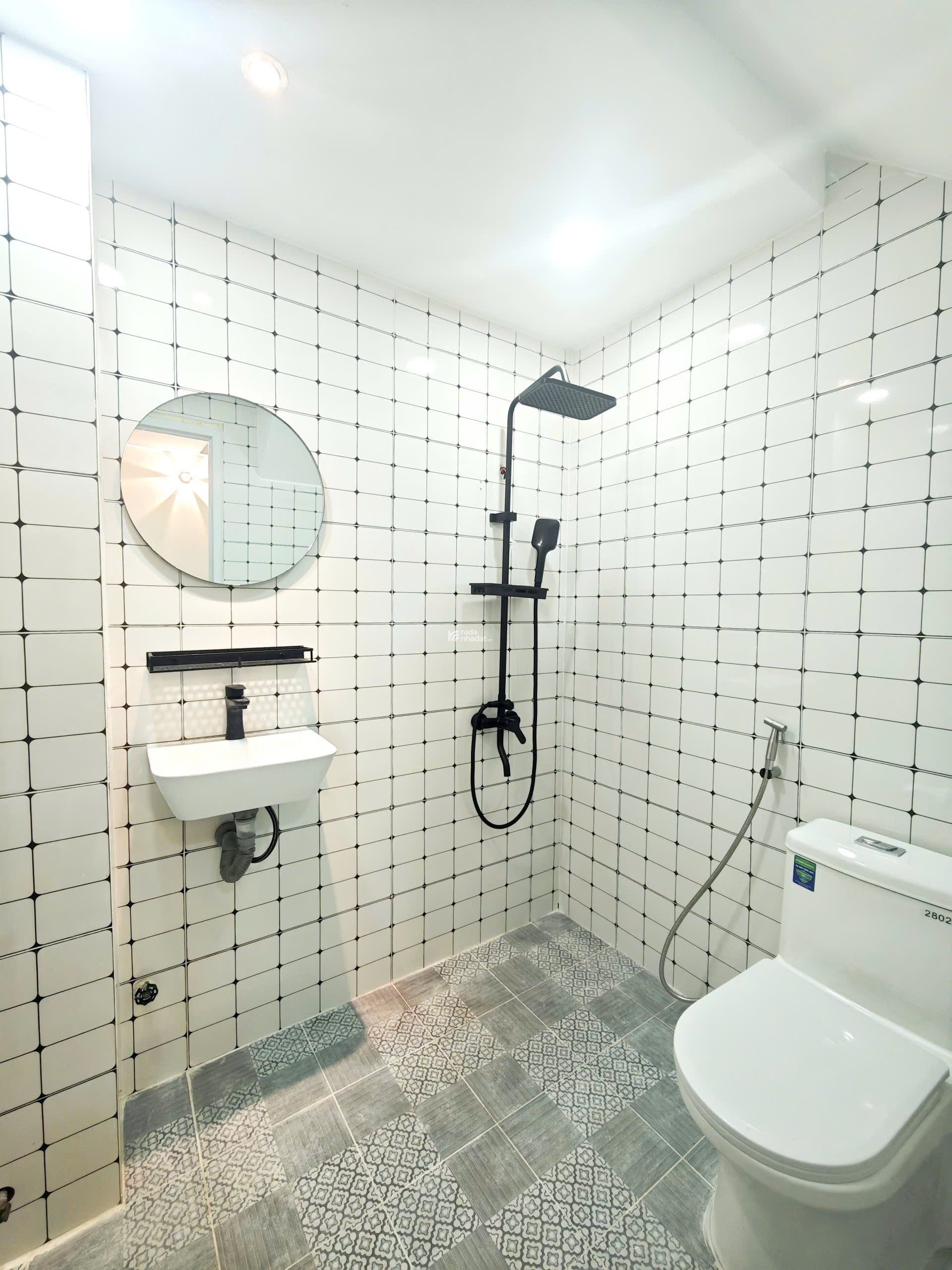 NHÀ ĐẸP TẶNG TOÀN BỘ NỘI THẤT  4.30X12 CÔNG NHẬN ĐỦ 50M2, 1 TRỆT 2 LẦU SÂN THƯỢNG.CÓ 5 PHÒNG NGỦ .
