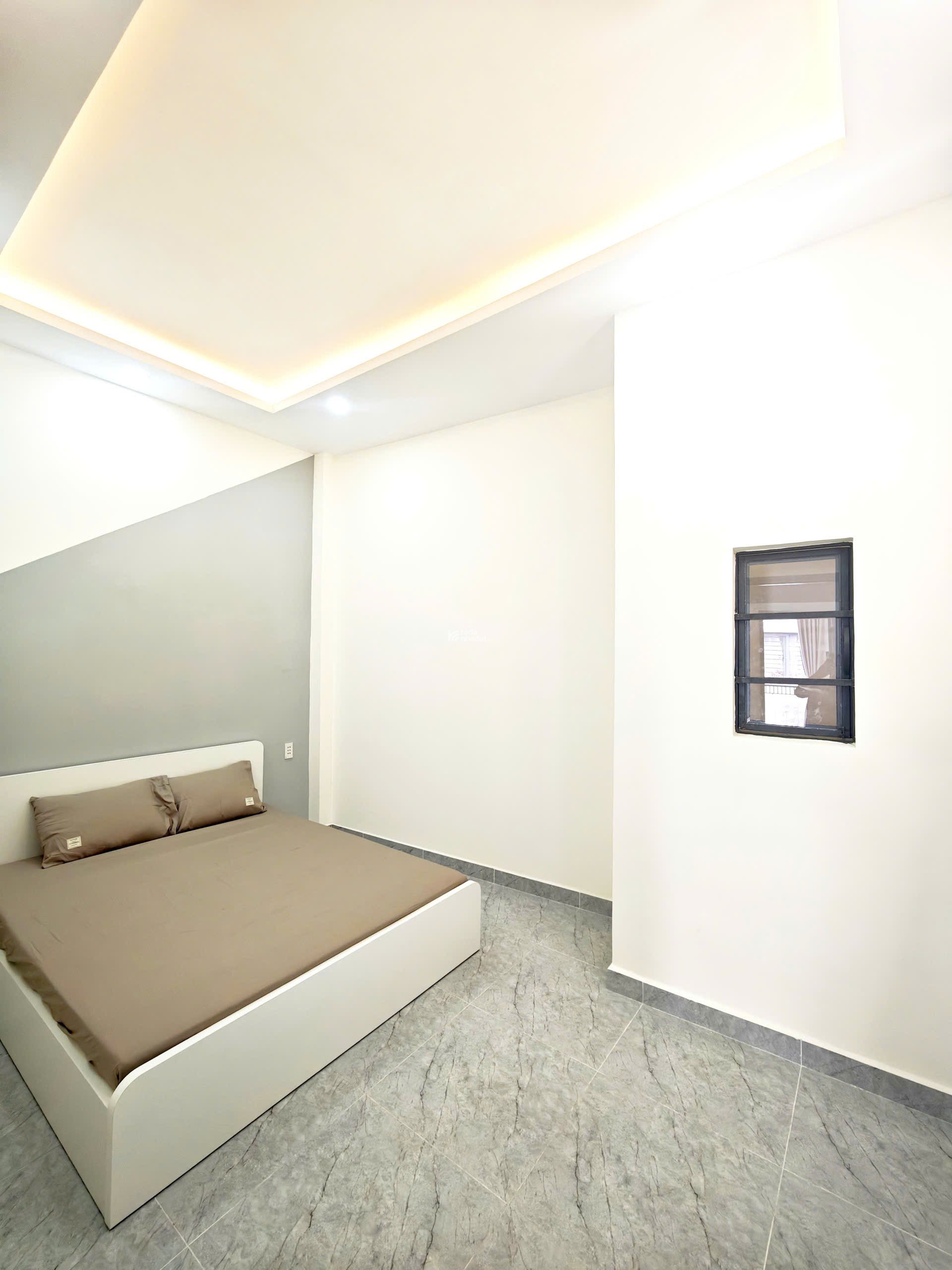 NHÀ ĐẸP TẶNG TOÀN BỘ NỘI THẤT  4.30X12 CÔNG NHẬN ĐỦ 50M2, 1 TRỆT 2 LẦU SÂN THƯỢNG.CÓ 5 PHÒNG NGỦ .