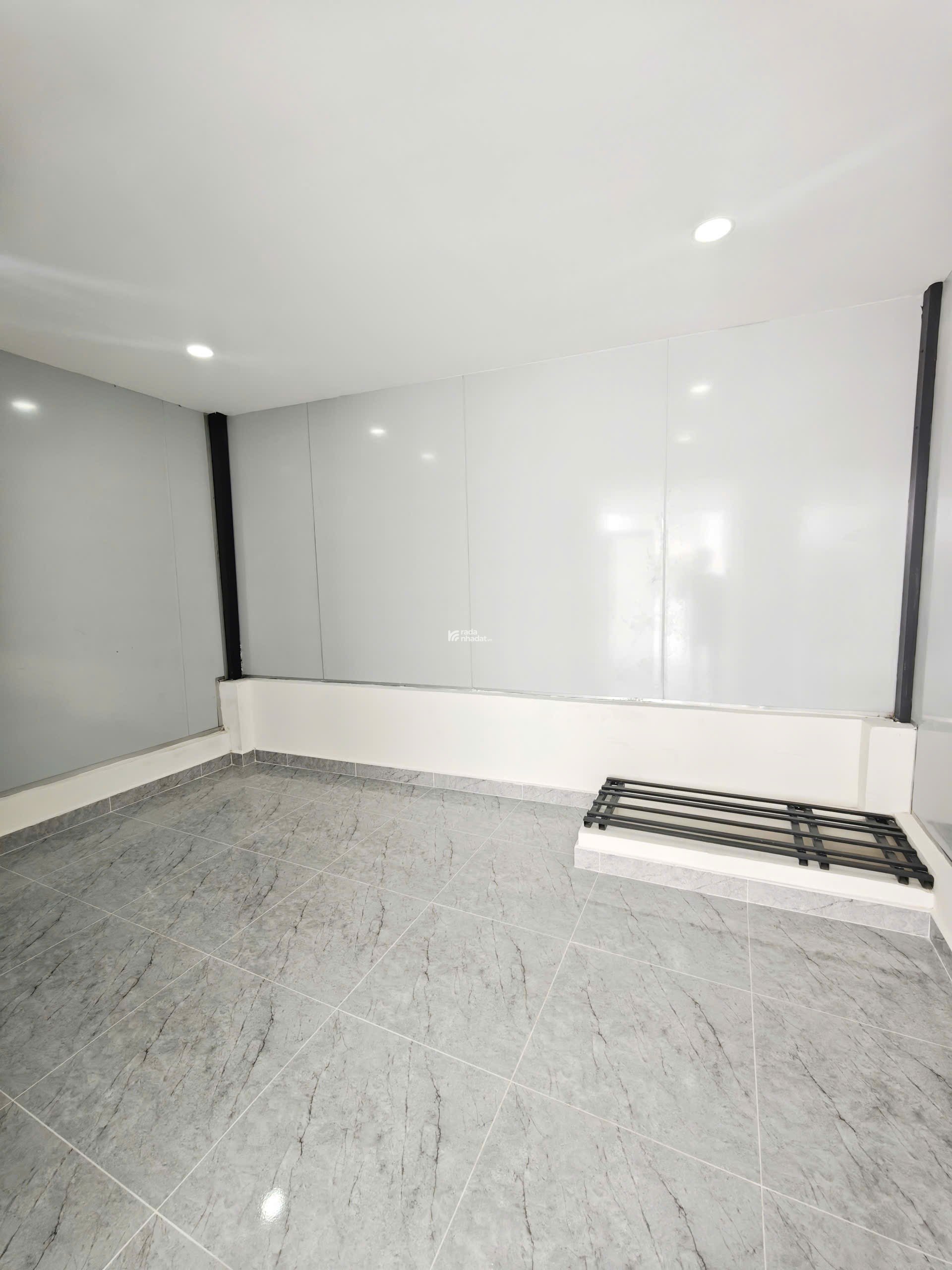 NHÀ ĐẸP TẶNG TOÀN BỘ NỘI THẤT  4.30X12 CÔNG NHẬN ĐỦ 50M2, 1 TRỆT 2 LẦU SÂN THƯỢNG.CÓ 5 PHÒNG NGỦ .