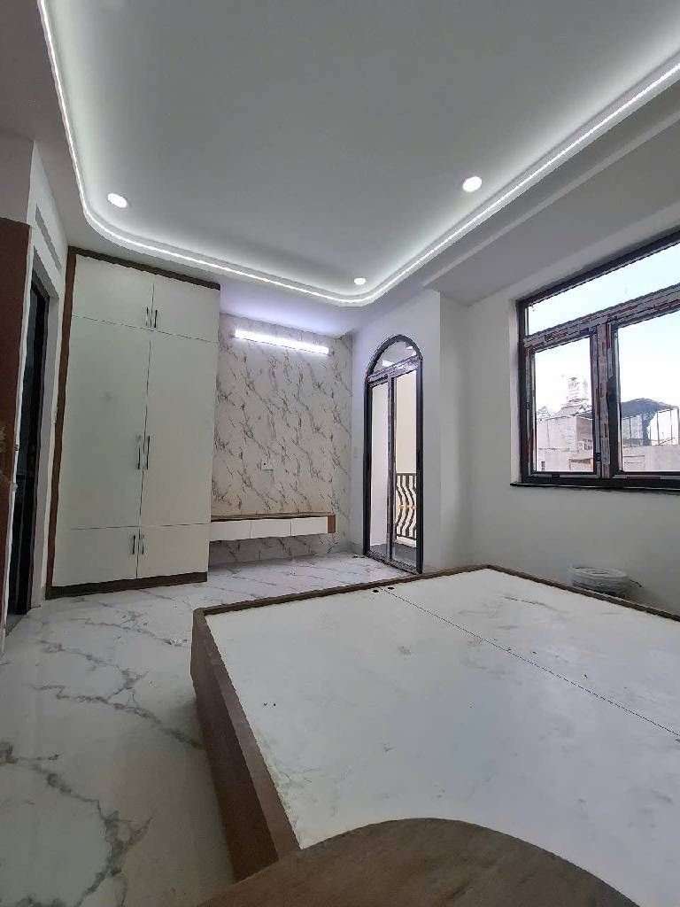 Phòng khách bố trí trên tầng lửng Sang trọng và ấm cúng.  Trệt gồm: bếp  phòng ăn  gara ô tô, 
