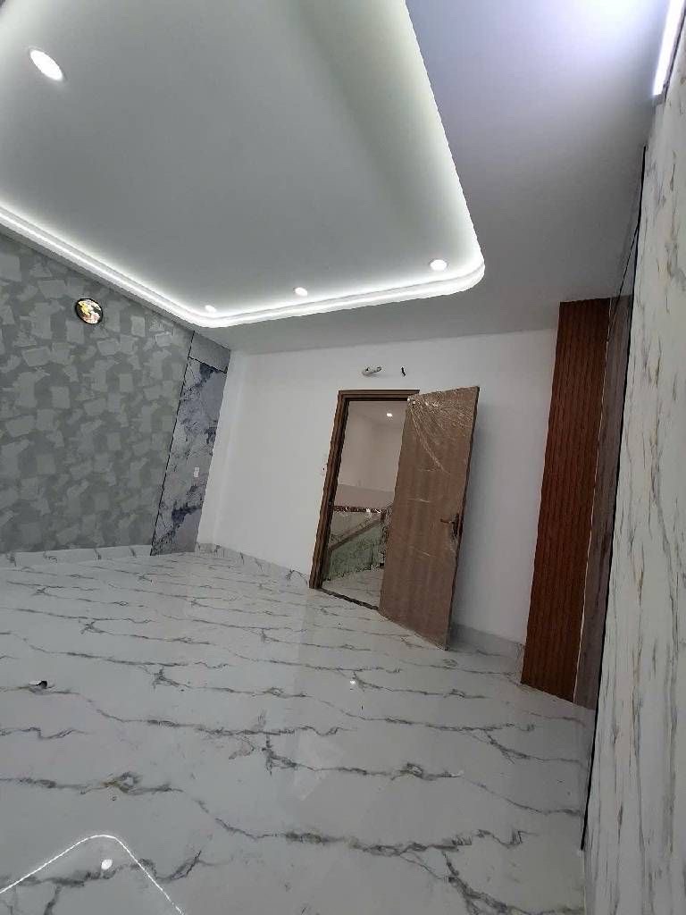 Phòng khách bố trí trên tầng lửng Sang trọng và ấm cúng.  Trệt gồm: bếp  phòng ăn  gara ô tô, 