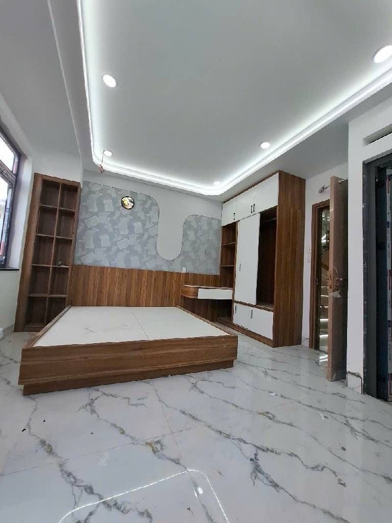 Phòng khách bố trí trên tầng lửng Sang trọng và ấm cúng.  Trệt gồm: bếp  phòng ăn  gara ô tô, 