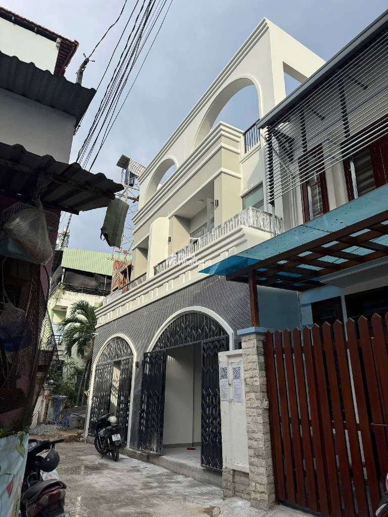 NHÀ MỚI CÒN THƠM MÙI SƠN, XE HƠI ĐỔ CỔNG, SÁT QL13, 3 TẦNG 4,6X18; 7,7 TỶ.
