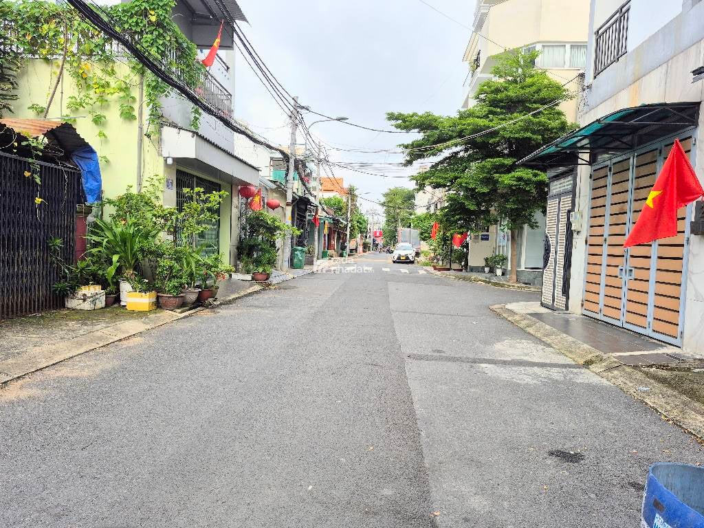 NHÀ MỚI CÒN THƠM MÙI SƠN, XE HƠI ĐỔ CỔNG, SÁT QL13, 3 TẦNG 4,6X18; 7,7 TỶ.