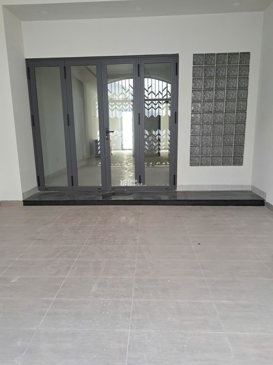 NHÀ MỚI CÒN THƠM MÙI SƠN, XE HƠI ĐỔ CỔNG, SÁT QL13, 3 TẦNG 4,6X18; 7,7 TỶ.