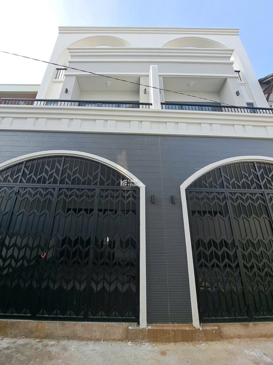 NHÀ MỚI CÒN THƠM MÙI SƠN, XE HƠI ĐỔ CỔNG, SÁT QL13, 3 TẦNG 4,6X18; 7,7 TỶ.