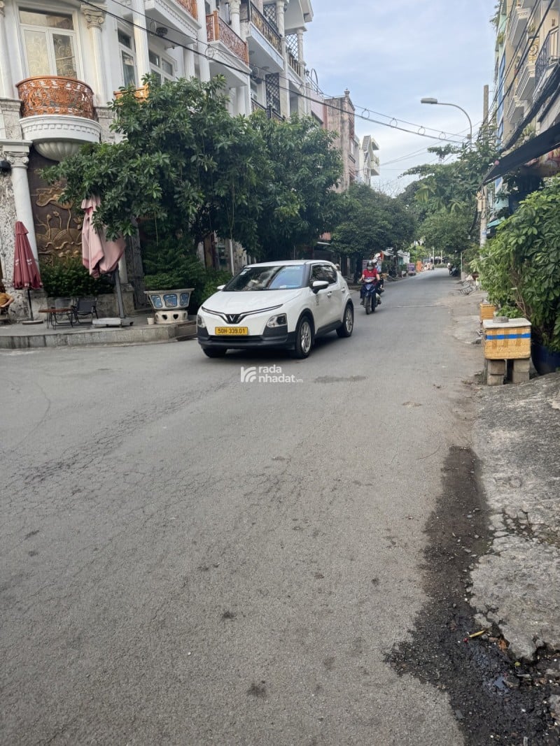 BT, lô góc 68m2 (4 x17)4PN, 5WC, 4 tầng BTCT, 1 trệt, 2 lầu, sân thượng. 5.4 tỷ