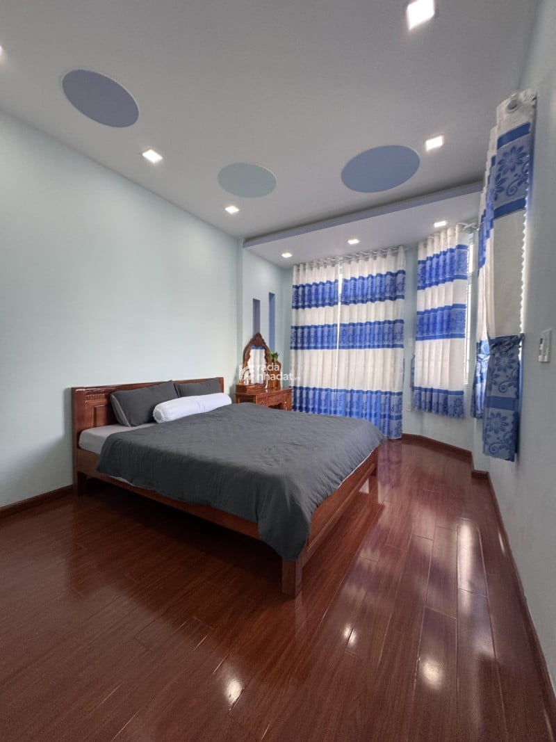 BT, lô góc 68m2 (4 x17)4PN, 5WC, 4 tầng BTCT, 1 trệt, 2 lầu, sân thượng. 5.4 tỷ