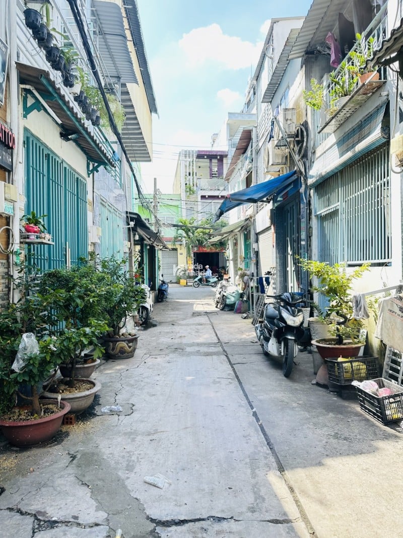 HƠN 4 TỶ xíu , NHÀ 3 TẦNG ,GẦN TÊN LỬA , 3PN - HẺM 4M