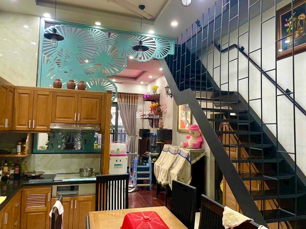 BIỆT THỰ ĐẸP ĐƯỜNG  NHỰA 8M - KHU VÍP TÂN SƠN NHÌ- XE HƠI NGỦ TRONG NHÀ - NHÀ 4 TẦNG MỚI ĐẸP