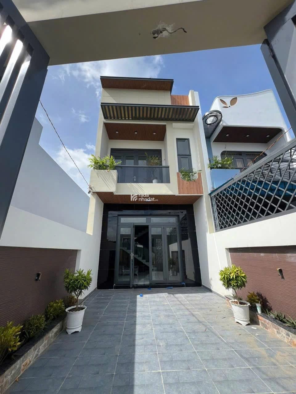CẦN BÁN NHÀ PHỐ ĐẸP SANG CẦU TRÀM CẦN ĐƯỚC LONG AN GIÁ 2 TỶ950 100m2 SHR