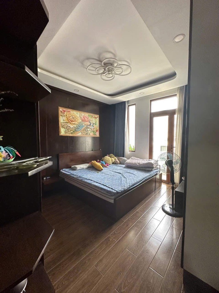 NHÀ HẺM XE HƠI ĐỔ CỔNG CÁCH MẶT TIỀN 1 CĂN GẦN HOÀNG DIỆU 2, 18X24 CHỈ 26,6 TỶ.