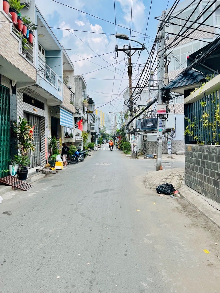 BÁN NHÀ NGUYỄN QUÝ YÊM 74M2 5 TỶ HẺM XE HƠI 10M KẾ KHU TÊN LỬA, AEON MALL