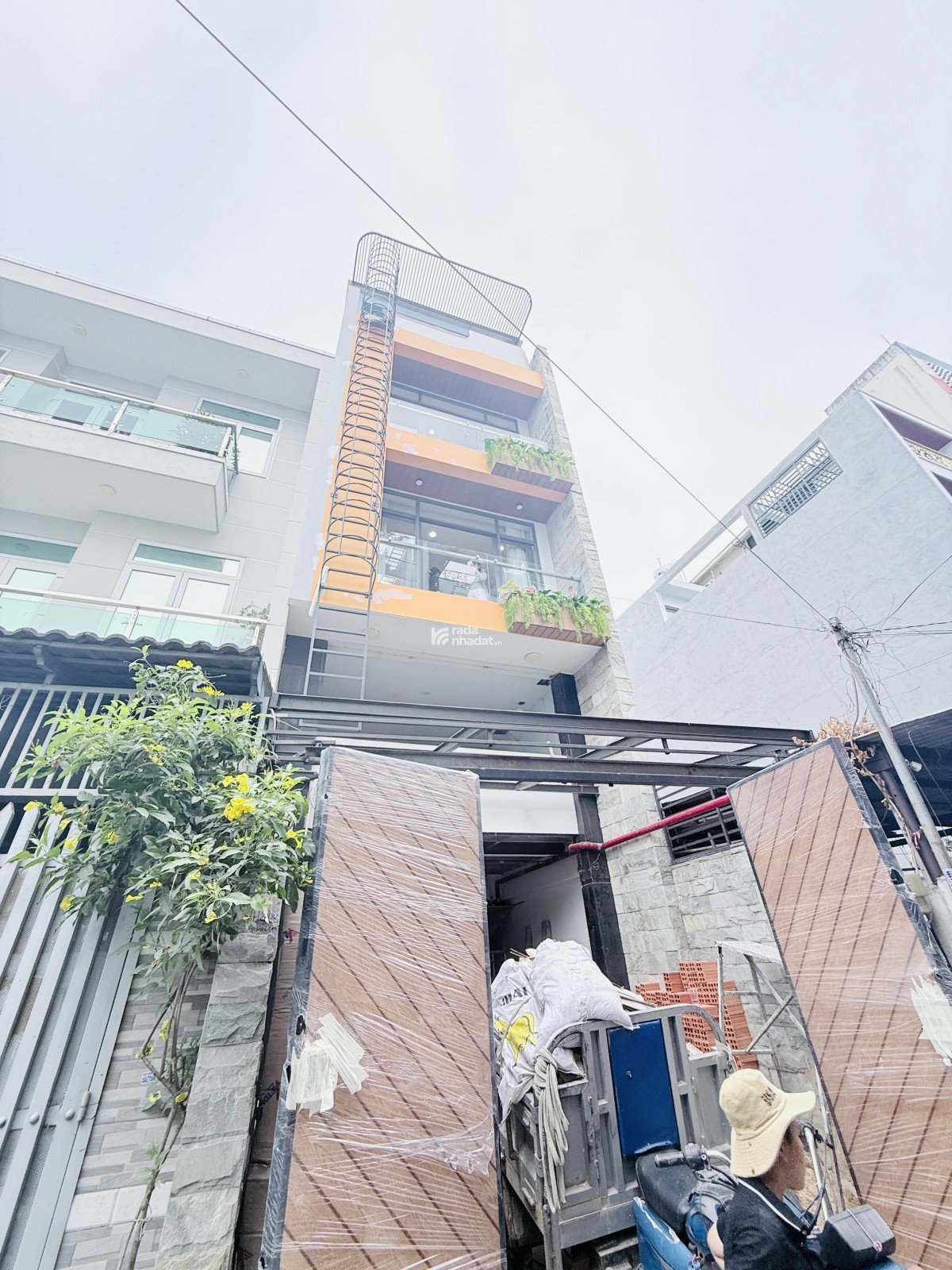 TOÀ CHDV CAO CẤP 96m2 5 TẦNG - DOANH THU 90 TRIỆU/THÁNG, 5.8%/NĂM