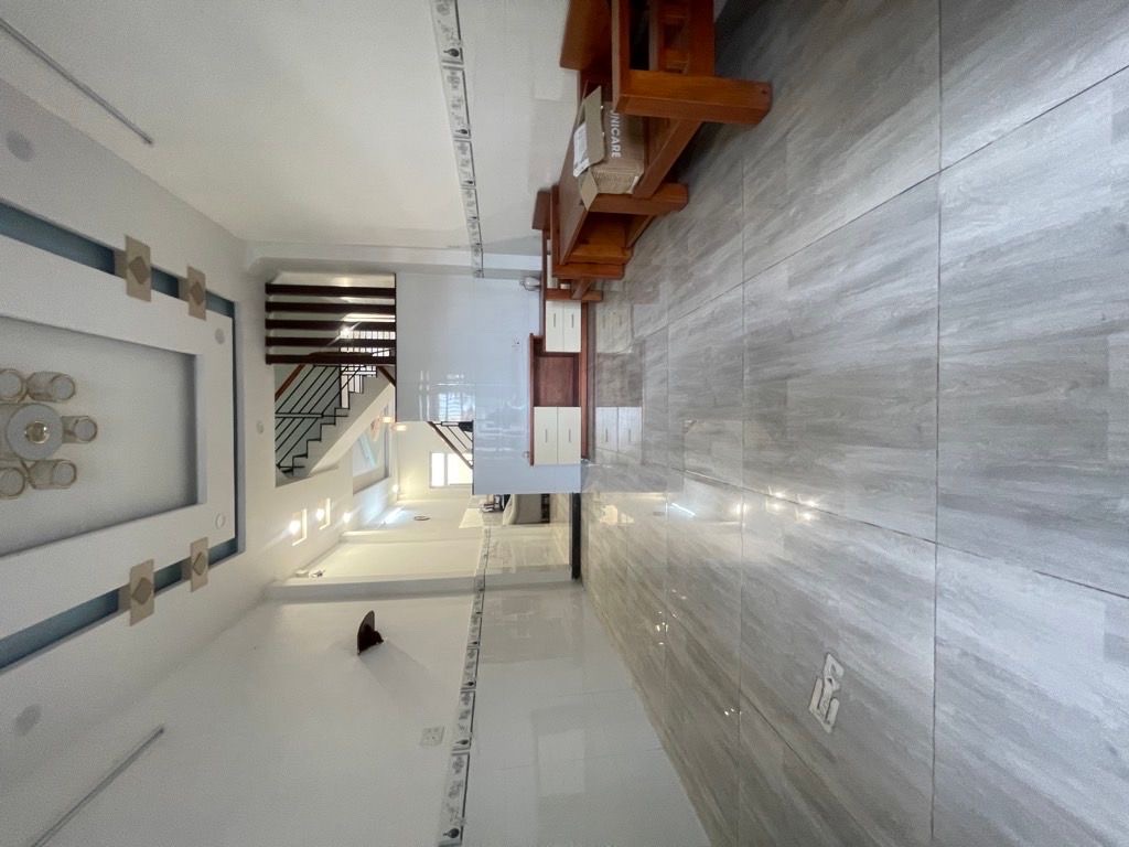 KC: Trệt  2Lầu sẵn 3pn, 4wc, 1 phòng sân phơi sau- Hẻm to xe tải, ô tô vào nhà thoải mái. Khu dân 