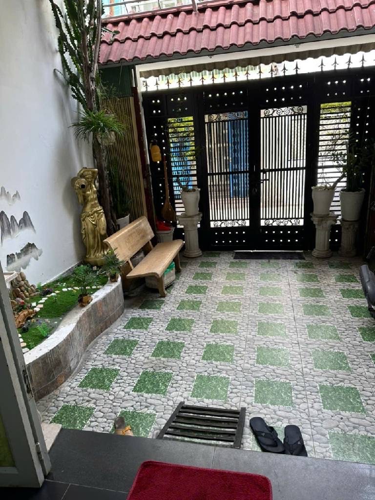 Nhà vừa ở vừa kinh doanh, hiện đang mở PHÒNG KHÁM.