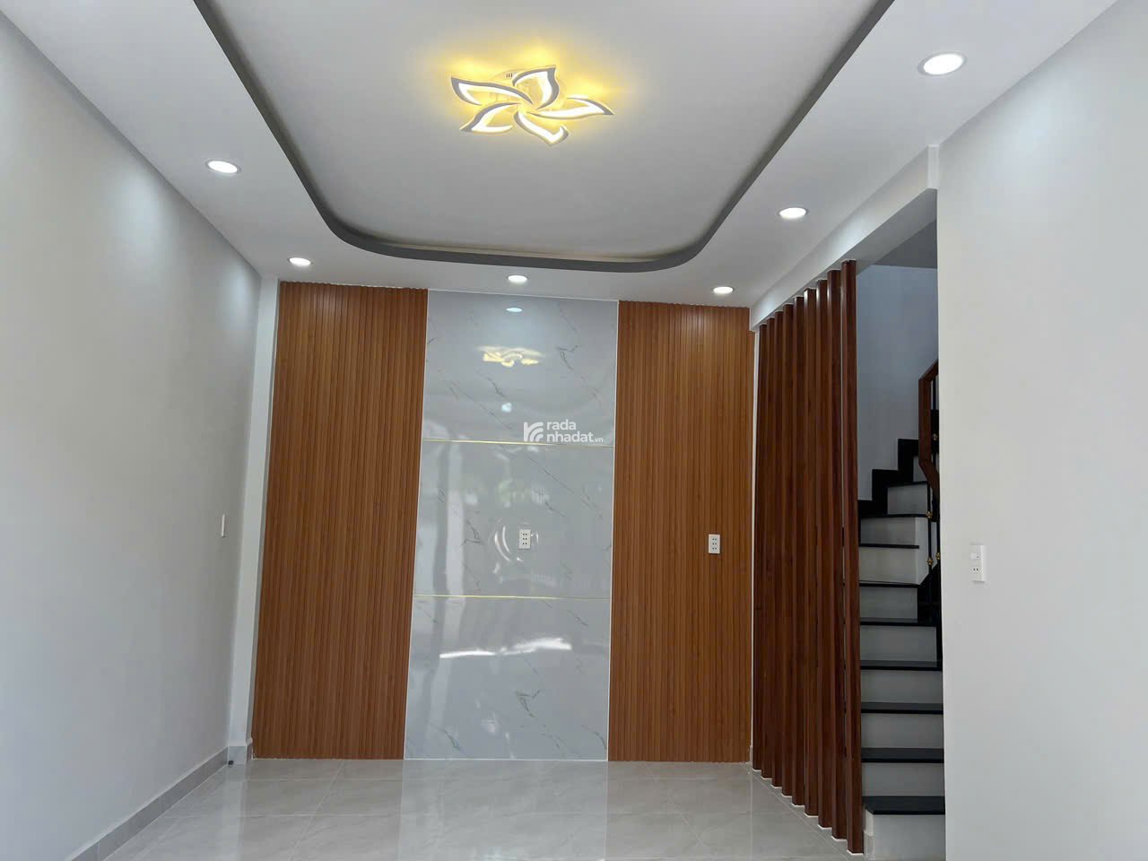 Hẻm xe hơi - Nhỉnh 4 tỷ - Nhà mới 2 tầng 44,6m2 - Khu dân cư an ninh -  Trung tâm Q9