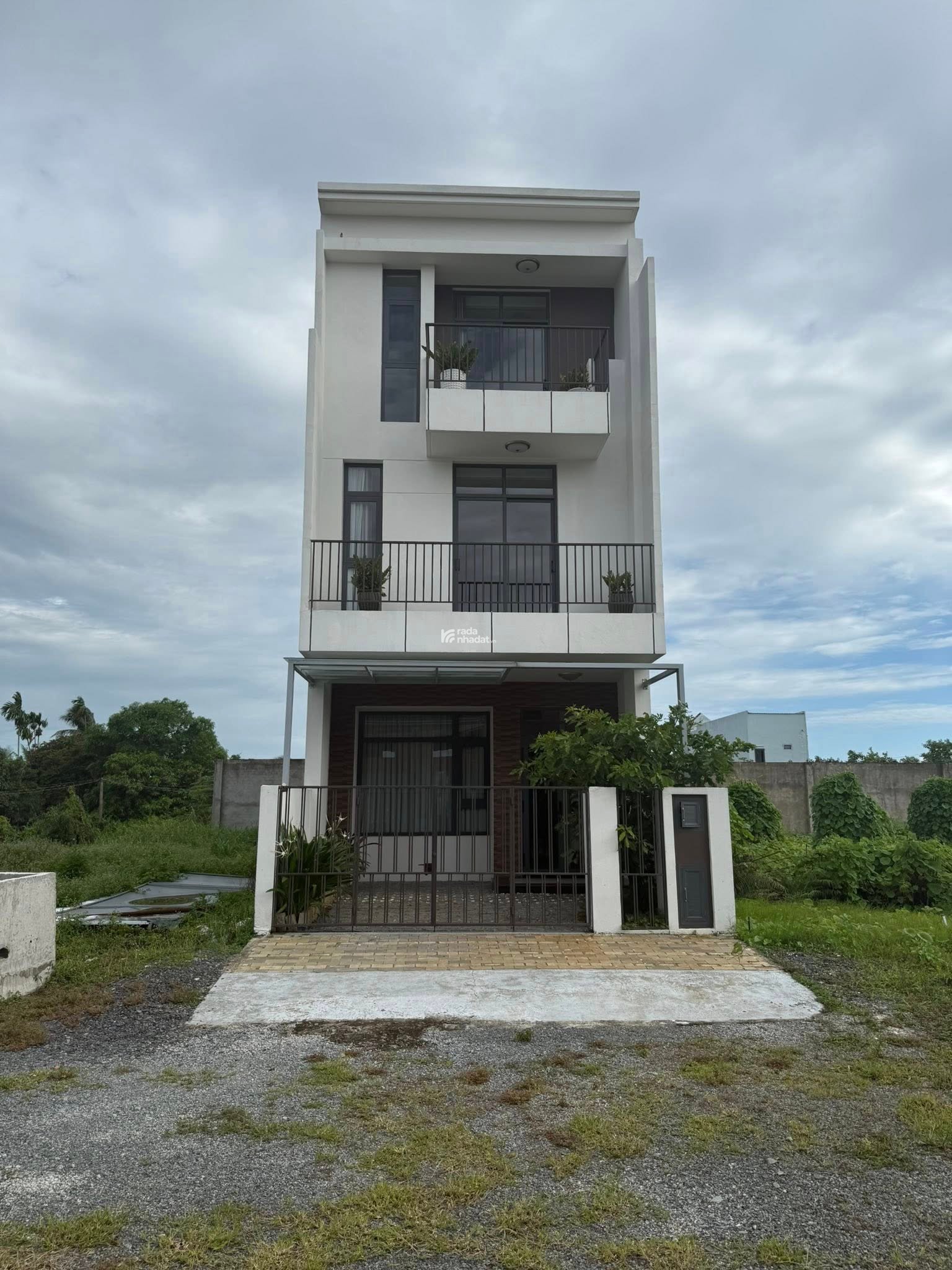  SIÊU PHẨM NHÀ LIỀN KỀ 1 TRỆT 1 LỬNG 2 LẦU NGAY BÌNH CHÁNH