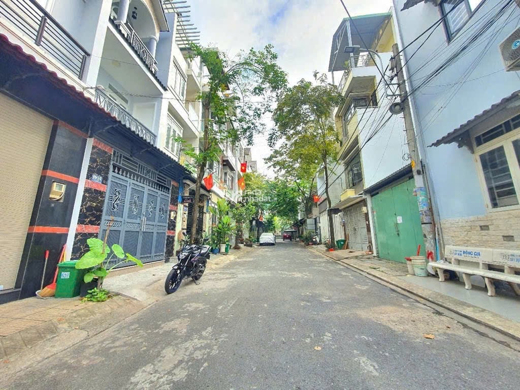 Bán Nhà Tặng Full Nội Thất 4 Tầng, Trung tâm Quận 9. Giá Nhỉnh 7 Tỷ