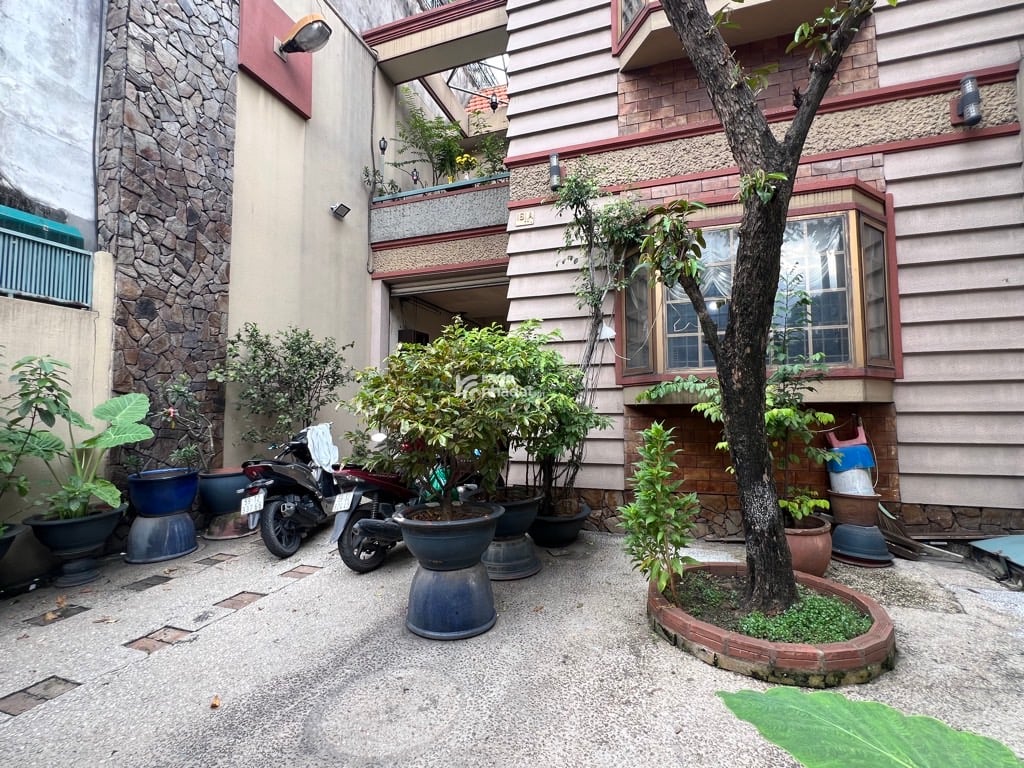 Bán biệt thự sân vườn 4 tầng tuyệt đẹp - Hoàng Văn Thụ - P8 , gần Tân Định , Gia Định....