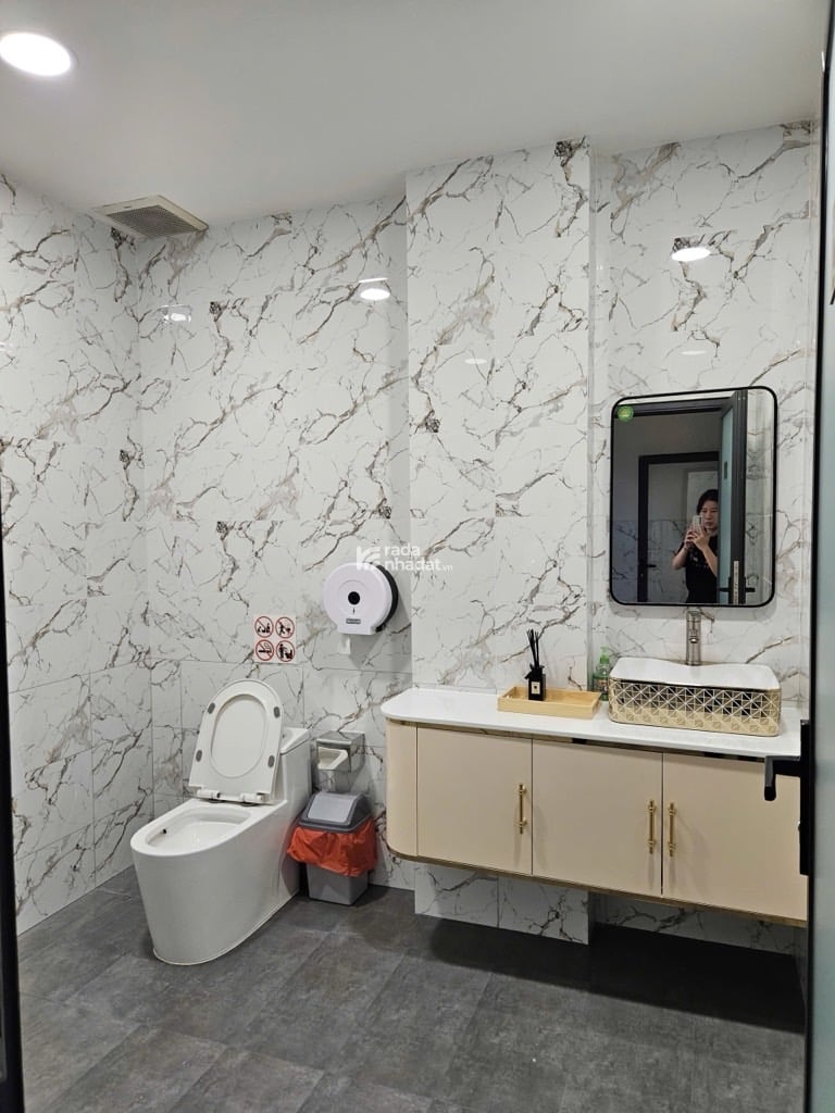 TOÀ NHÀ VP CHDV- 1 HẦM 10 TẦNG NỔI CÓ THANG MÁY - 239M2- NGANG 9.3M- ĐƯỜNG 25M- DÒNG TIỀN 300TR/TH