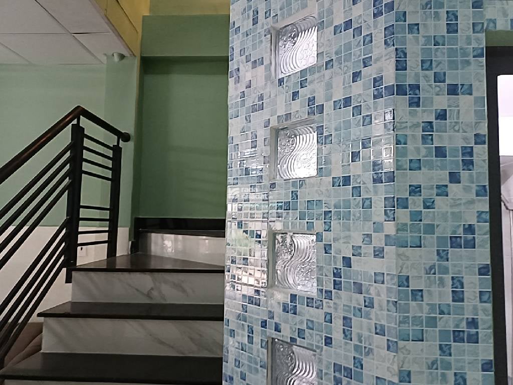 NHÀ 1/ - NGAY TÊN LỬA - 2 TẦNG - 53 M2 - HẺM 8M THÔNG -CHỦ TẶNG NỘI THẤT